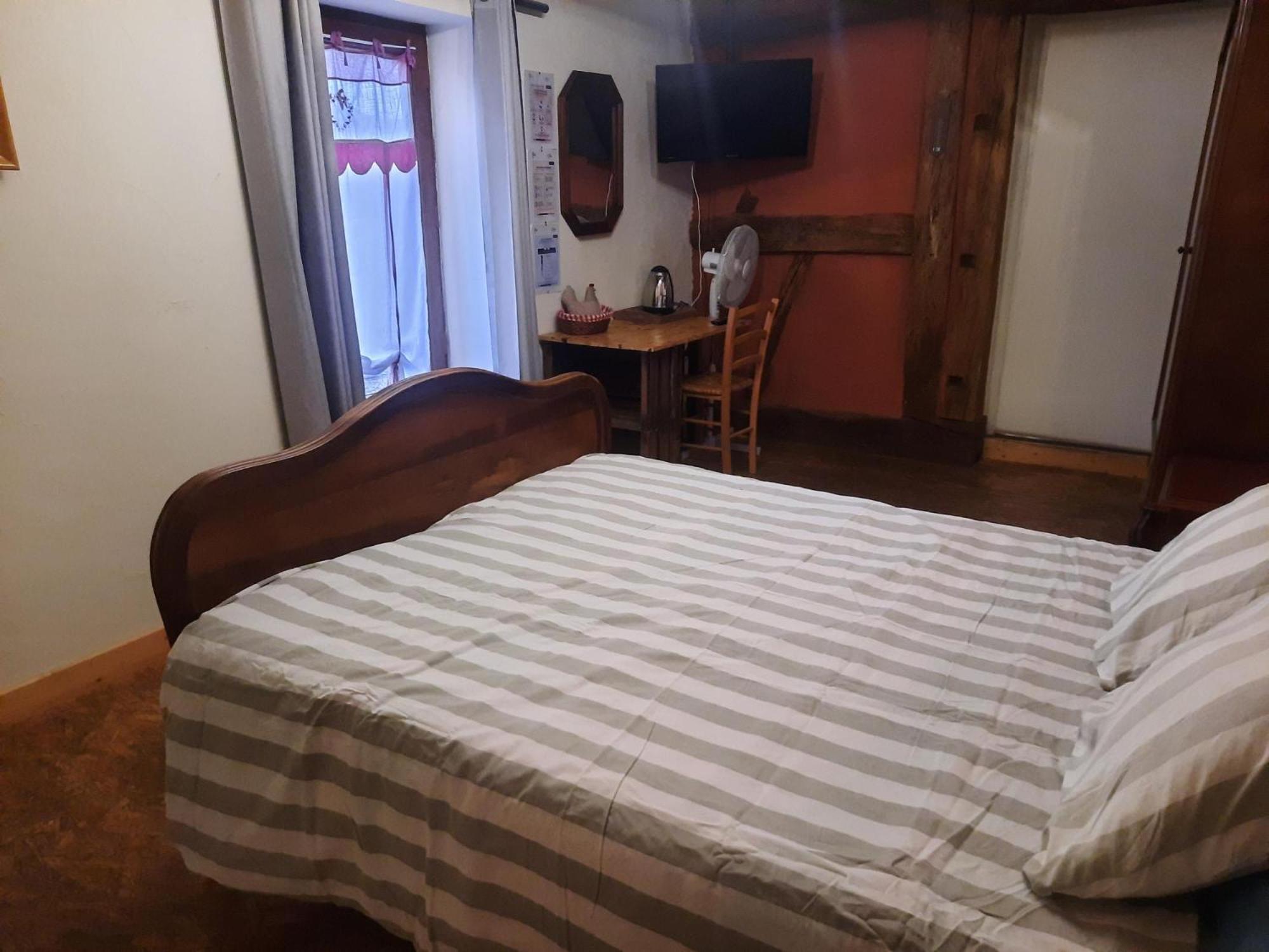 A La Poularde B&B Curciat-Dongalon Room photo